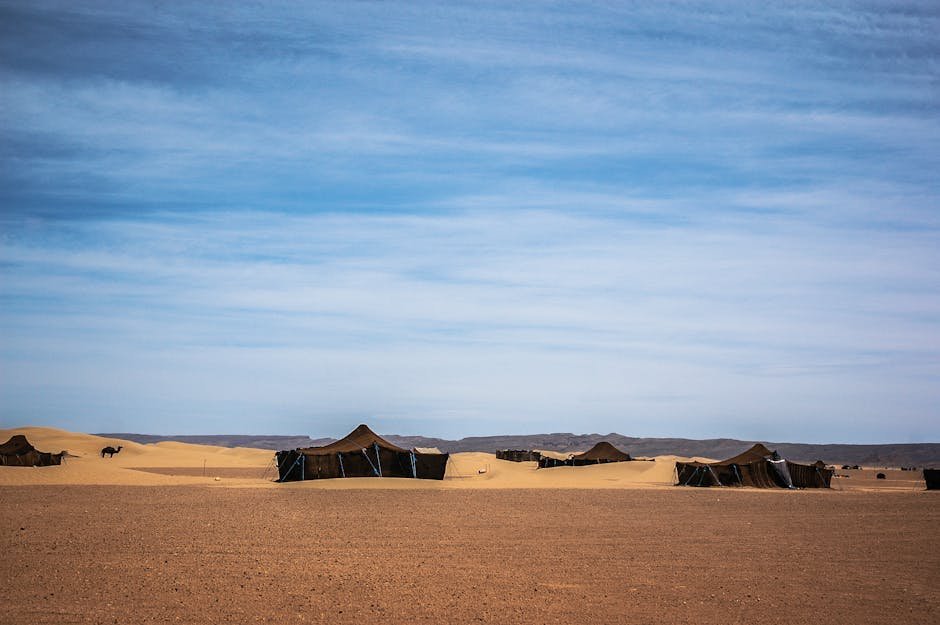 Tentes dans le desert de Zagora au Maroc sous un ciel bleu