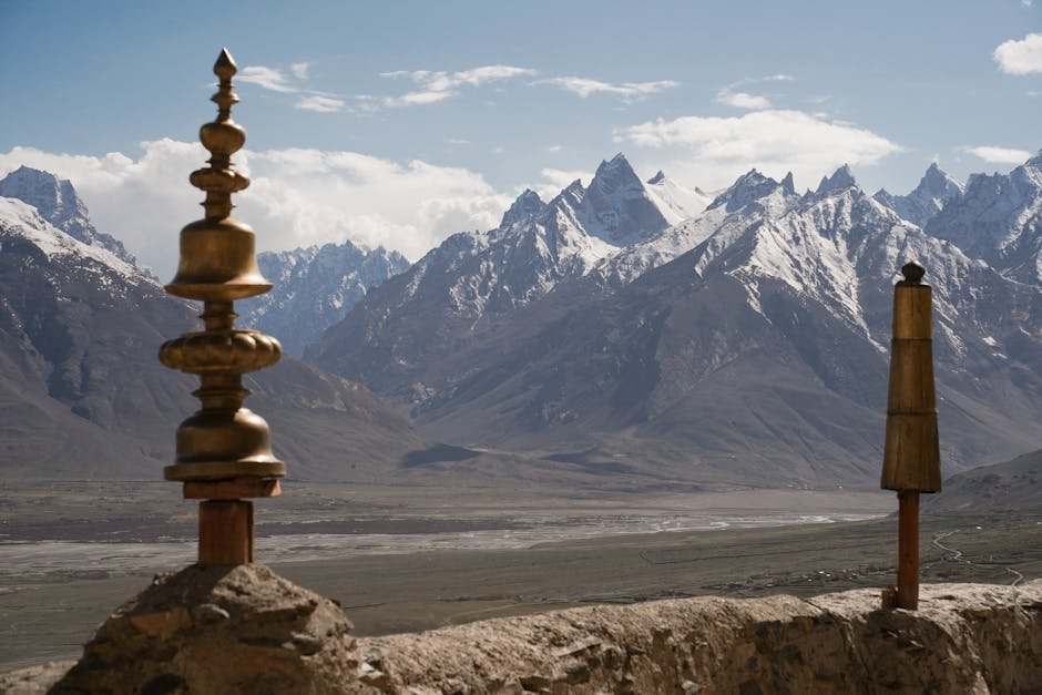 Vue du monastère de Thikse avec les sommets enneigés de l'Himalaya au Ladakh