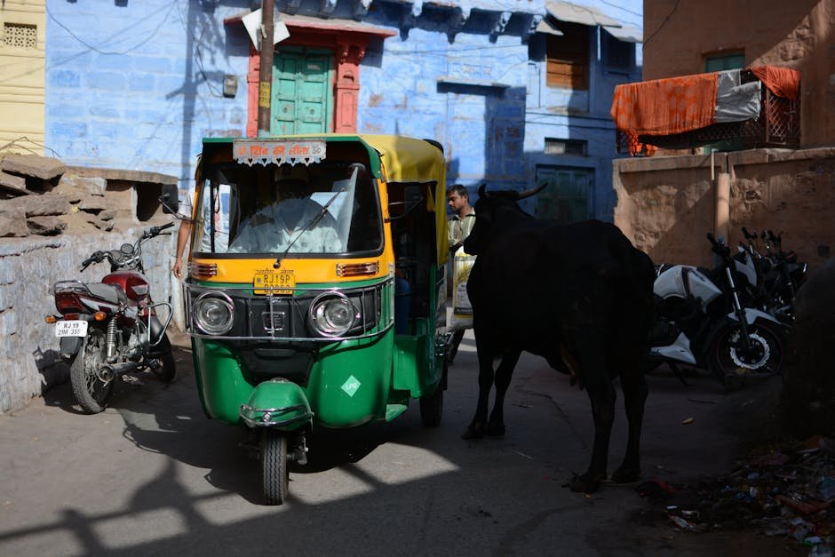 Tuk-tuk colore dans une ruelle de la vieille ville de Jodhpur au Rajasthan