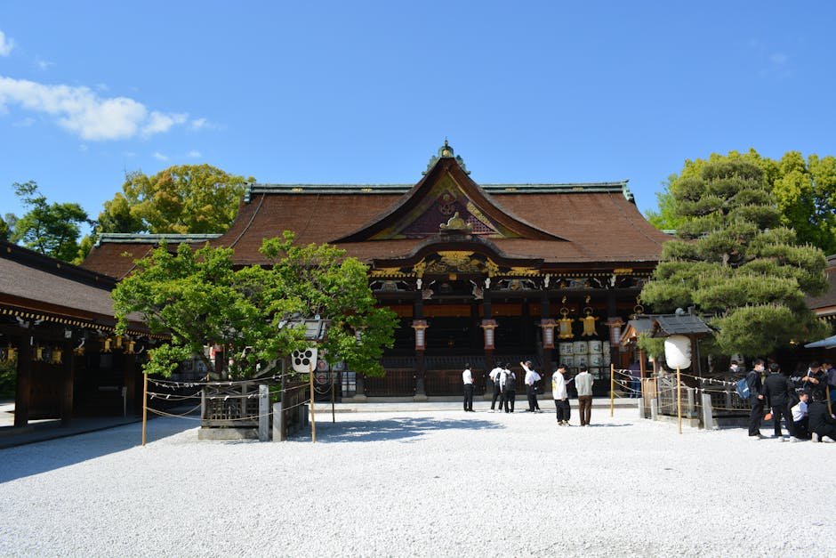 Sanctuaire japonais traditionnel dans une atmosphère sereine à Kyoto