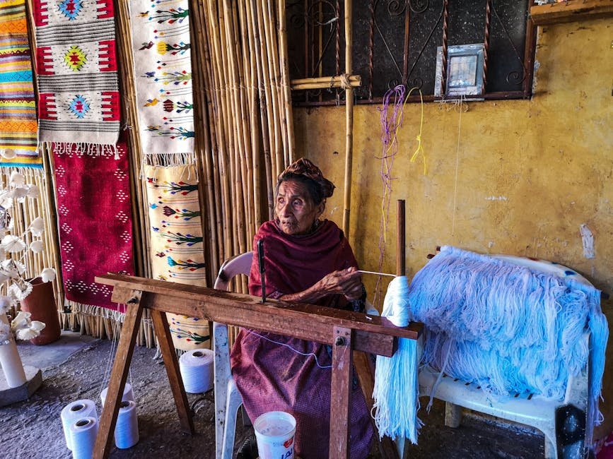 Femme âgée fabriquant des tapis artisanaux à Teotitlan del Valle, art textile traditionnel zapotèque