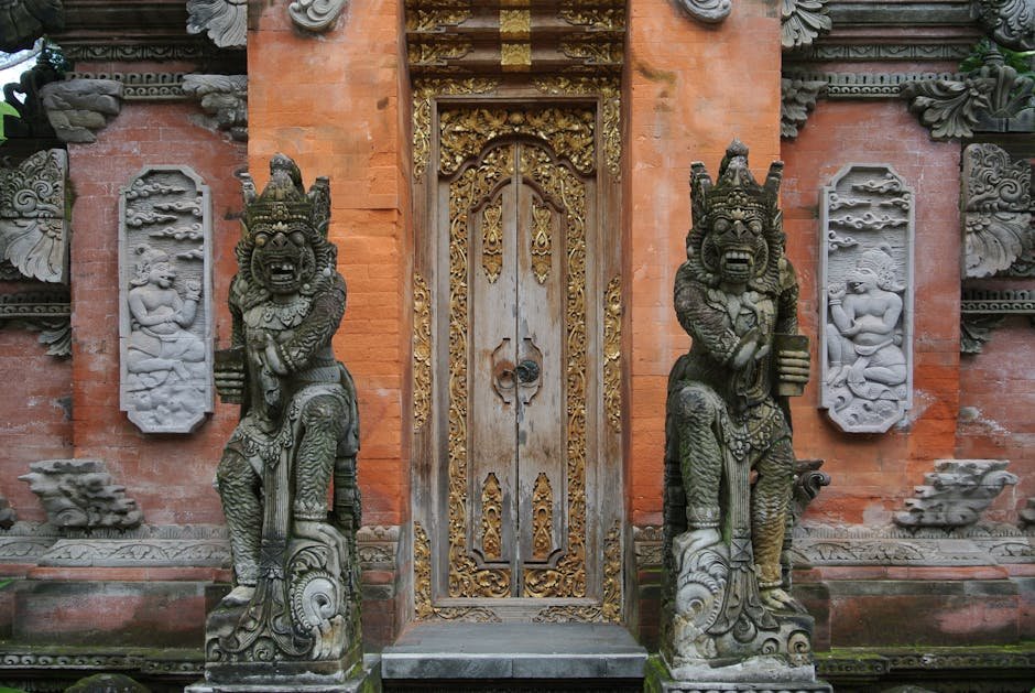 Porte sculptée d un temple traditionnel balinais entourée de statues de pierre près d Ubud
