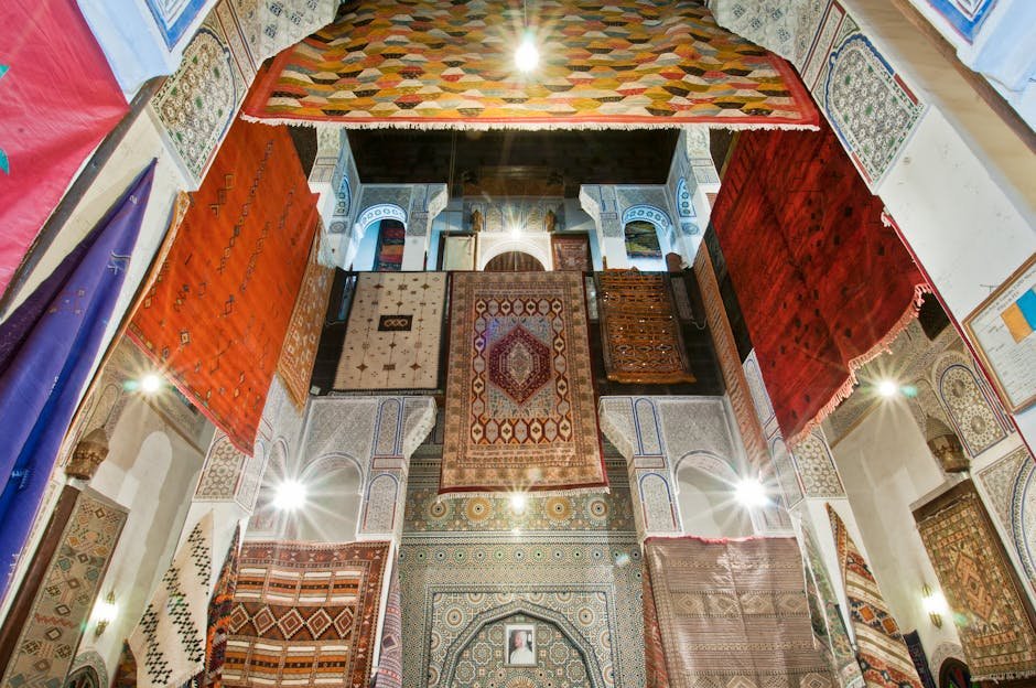 Exposition de tapis marocains traditionnels et colorés dans la médina de Fès