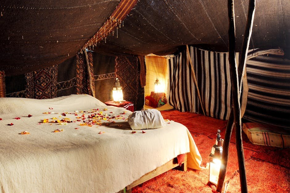 Interieur tente berbere avec tapis et lanternes dans le desert marocain