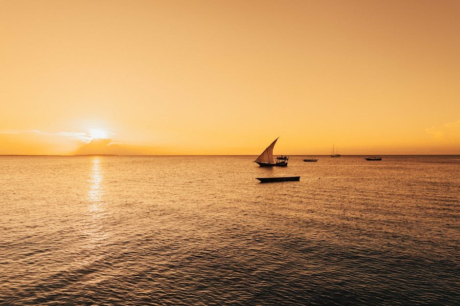Voilier dhow au coucher du soleil sur ocean Indien pres de Zanzibar