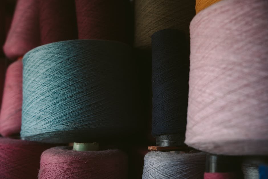 Bobines de laine colorée empilées dans un atelier textile de Oaxaca