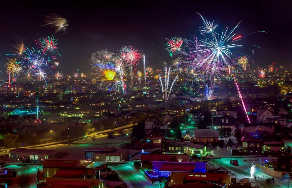 Feux artifice illuminant le ciel de Reykjavik lors du Nouvel An en hiver