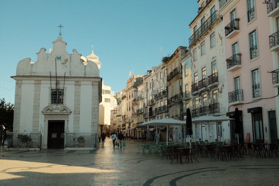 Rue pittoresque de Lisbonne bordée de bâtiments traditionnels aux façades colorées