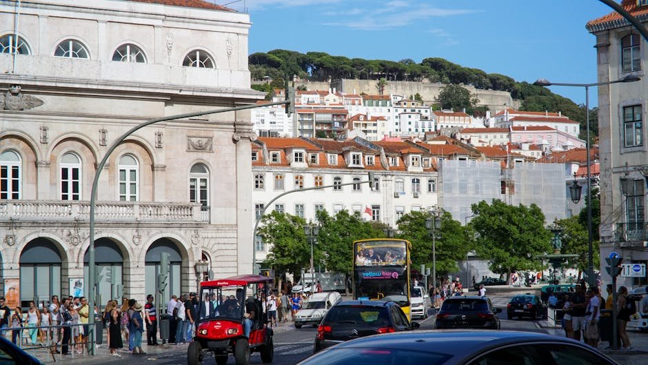 Vue animée de la place du Rossio à Lisbonne avec son architecture historique