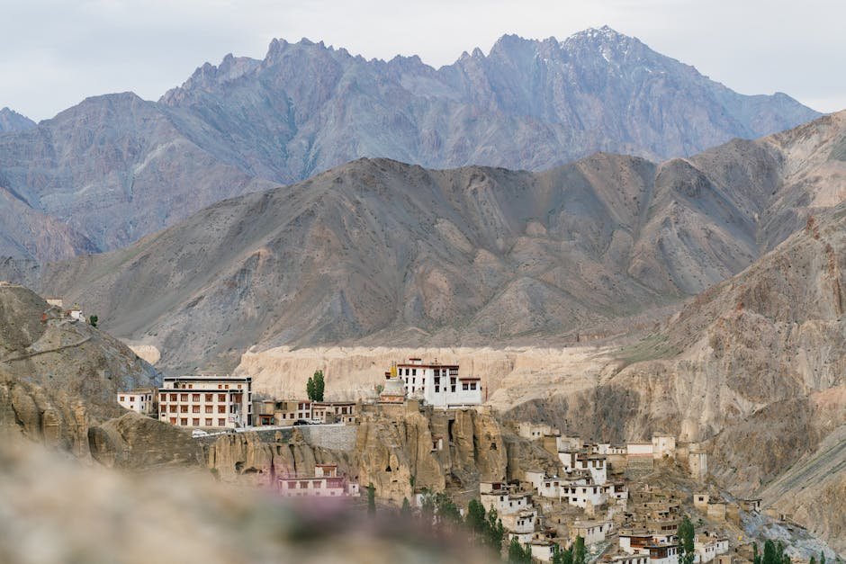 Vue panoramique du monastère de Lamayuru niché dans les montagnes arides du Ladakh en Inde