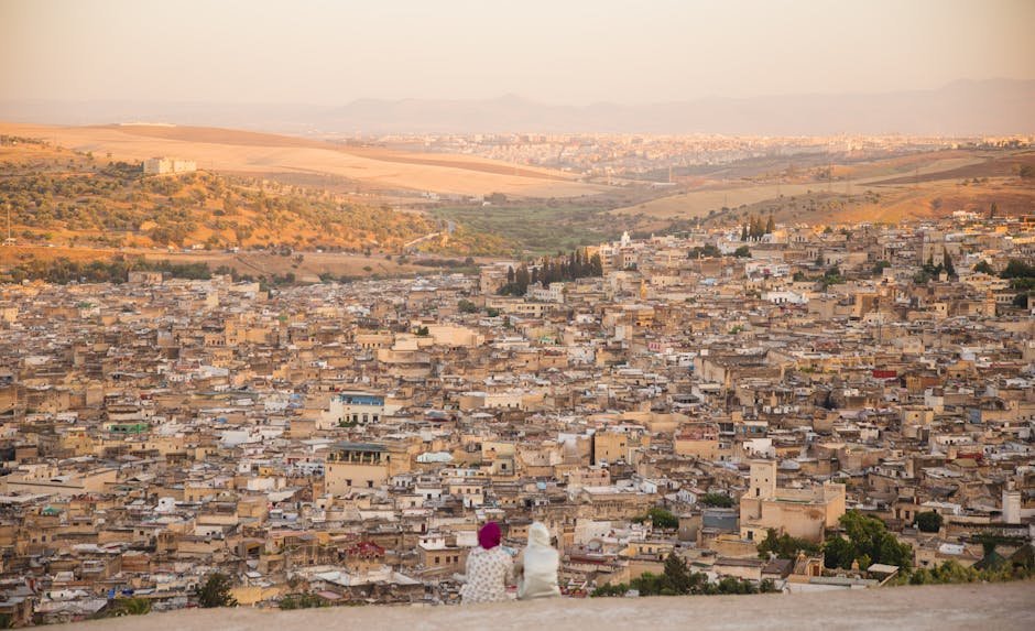 Vue panoramique d une ville marocaine ancienne baignée dans la lumière du crépuscule