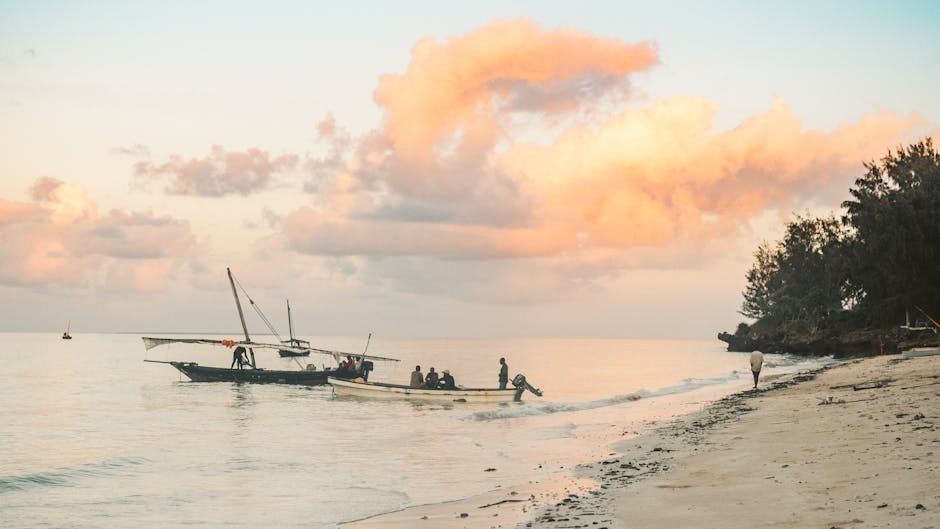 Pecheurs de Zanzibar revenant sur la plage au lever du soleil