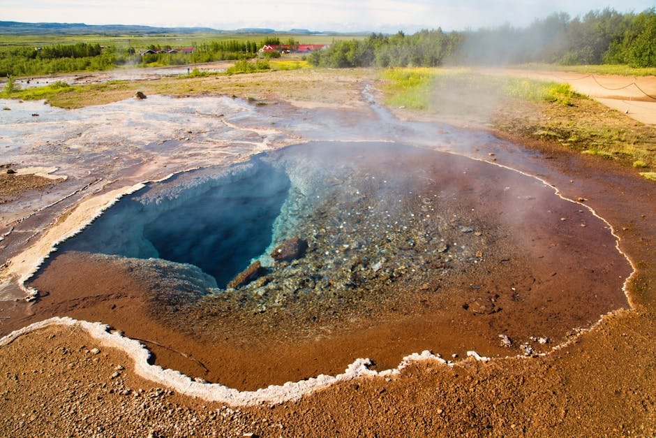Source chaude geothermale fumante dans le paysage islandais pres de Reykjavik