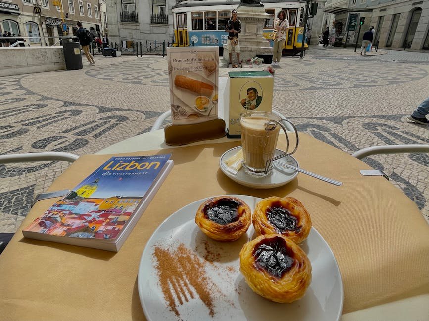 Pasteis de nata et tasse de café sur une table de café lisboète avec tramway en arrière-plan