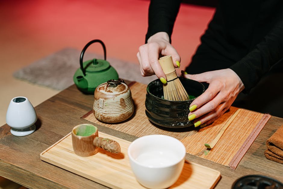 Service du thé matcha dans un salon de thé traditionnel à Kyoto