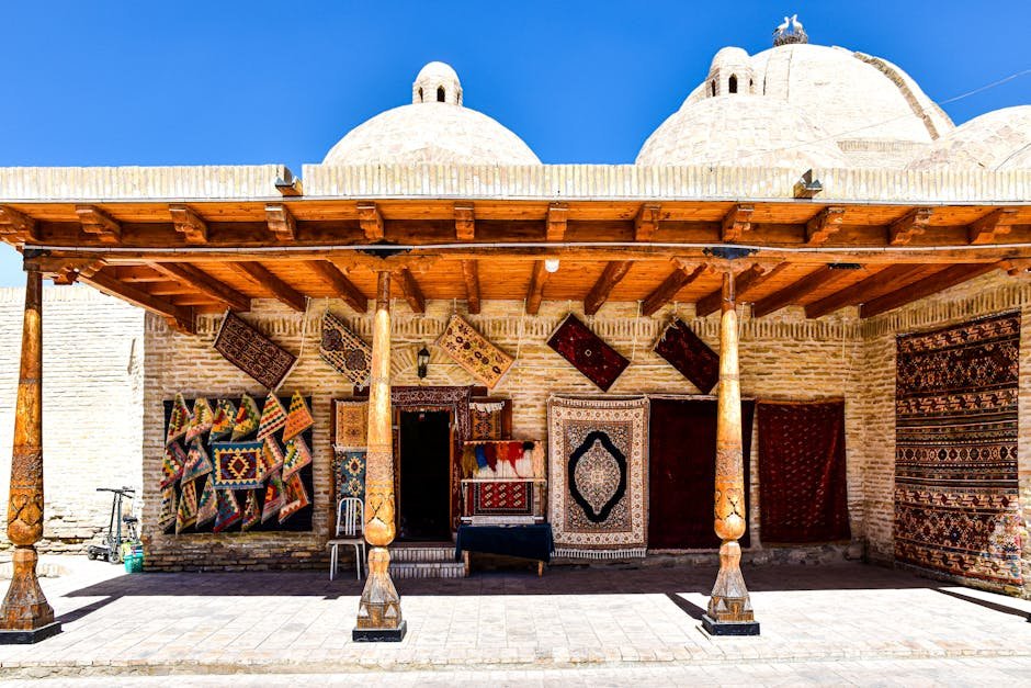 Tapis colorés faits main exposés devant un bâtiment traditionnel en Ouzbékistan