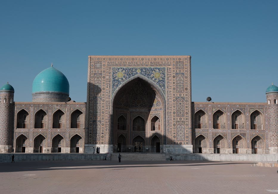 Place du Registan à Samarcande avec ses trois madrasas sous un ciel bleu